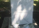 Вандалы разрушили мемориальную доску в Сквере Героев Революции